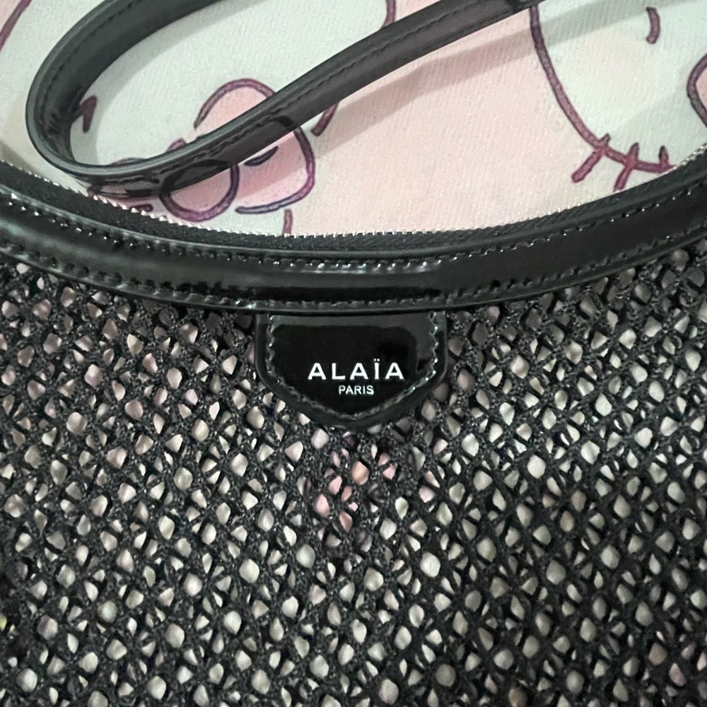 Alaïa Black Mesh Crescent Shoulder Bag with Glossy Pouch - Picture 3 of 16